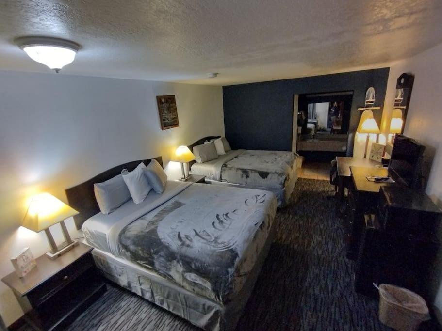 Hotel 2 Queen Beds Hotel Room 126 Wi-Fi Booking スティルウォーター エクステリア 写真