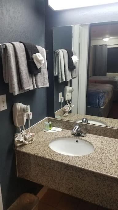 Hotel 2 Queen Beds Hotel Room 126 Wi-Fi Booking スティルウォーター エクステリア 写真